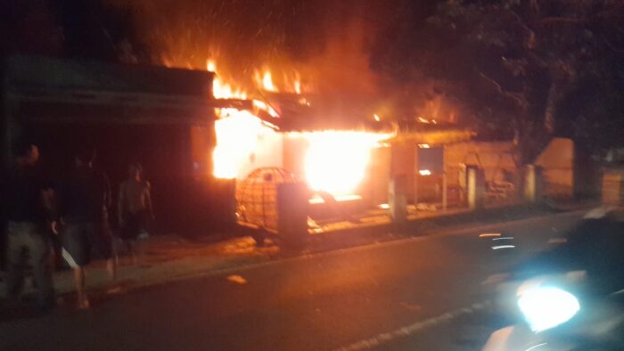 Kebakaran melanda bangunan Posyandu dan PAUD di Desa Pamuruyan, Kecamatan Cibadak, Kabupaten Sukabumi, Sabtu malam (25/04/2026).