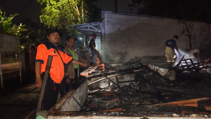 Petugas meninjau lokasi kebakaran bangunan PAUD dan Posyandu di Desa Pamuruyan, Kecamatan Cibadak, Kabupaten Sukabumi, Sabtu malam (25/04/2026). 