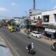 Arus lalu lintas di Jalan Utama Sukabumi-Bogor tepatnya di Jalan Siliwangi, Kecamatan Cibadak, Kabupaten Sukabumi terpantau lengang pada Minggu pagi (26/04/2026).