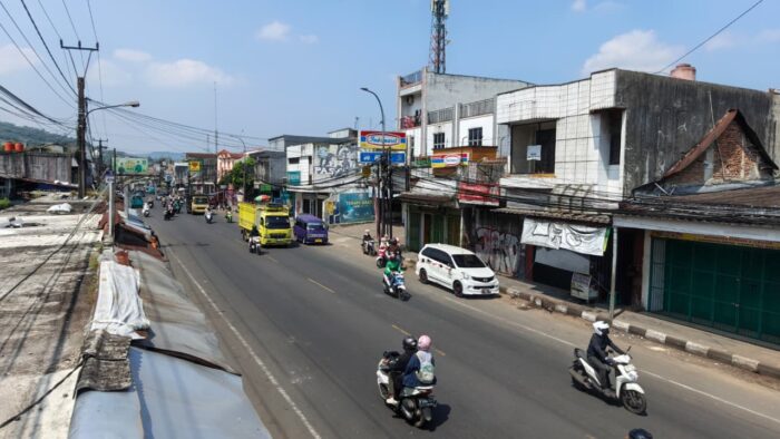 Arus lalu lintas di Jalan Utama Sukabumi-Bogor tepatnya di Jalan Siliwangi, Kecamatan Cibadak, Kabupaten Sukabumi terpantau lengang pada Minggu pagi (26/04/2026).