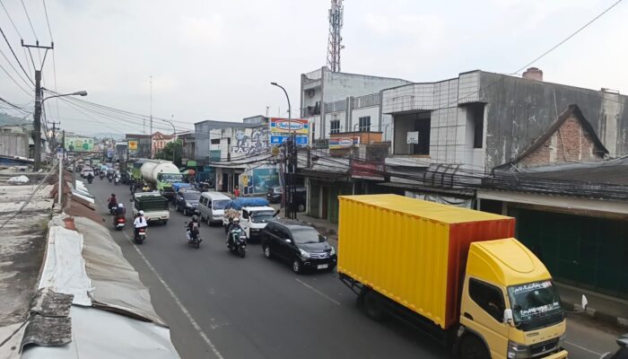 Sore Hari, Arus Lalu Lintas Cibadak Sukabumi Padat dari Arah Bogor