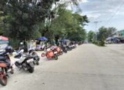 Sejumlah kendaraan roda dua terlihat berjajar di Jalan Ahmad Yani, Kecamatan Palabuhanratu, Kabupaten Sukabumi, Senin (27/04/2026).