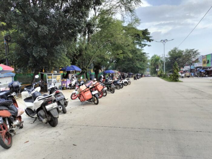 Sejumlah kendaraan roda dua terlihat berjajar di Jalan Ahmad Yani, Kecamatan Palabuhanratu, Kabupaten Sukabumi, Senin (27/04/2026).
