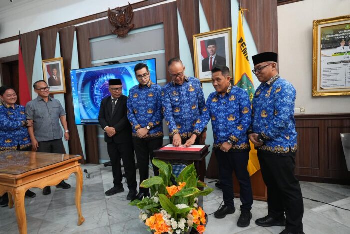 Suasana peluncuran Manajemen Talenta dan penandatanganan komitmen E-Kinerja Harian di Balaikota Sukabumi, Senin (27/04/2026).