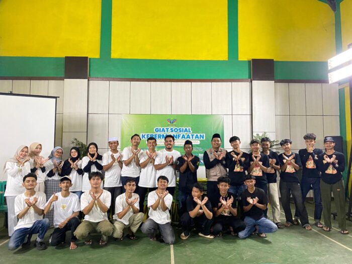 Foto bersama dalam kegiatan sosial Morality Movement Foundation (MMF) di Desa Jampang Tengah, Kabupaten Sukabumi, belum lama ini.