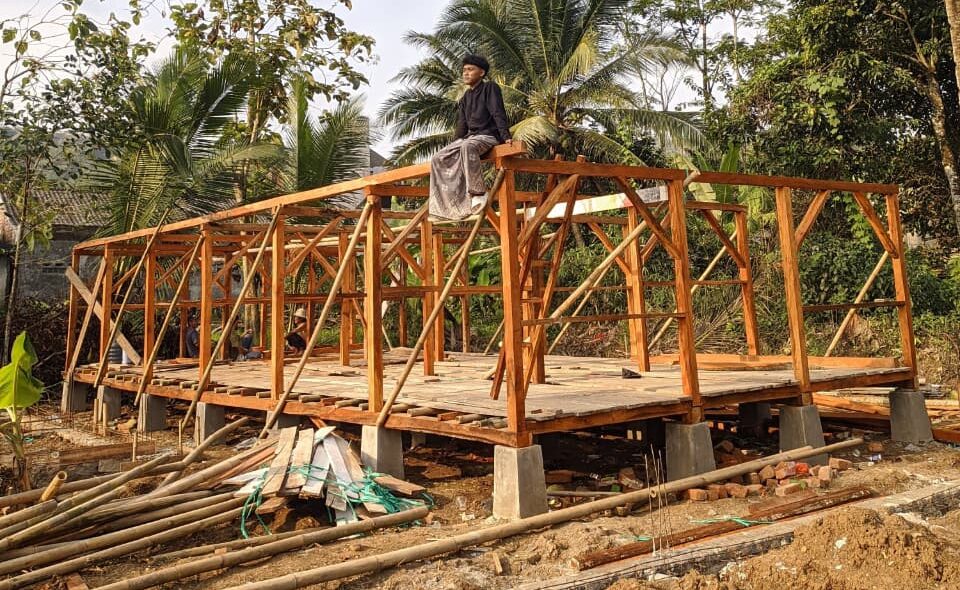 Proses pembangunan Pesantren Ariyadul Falah yang berlokasi di Kecamatan Bantargadung, Kabupaten Sukabumi berjalan di tengah keterbatasan, Rabu (29/04/2026).