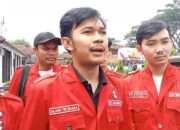 Ketua GMNI Sukabumi Raya, Aris Gunawan (kanan) bersama Wakil Kepala Bidang Politik, Hukum, dan HAM GMNI Sukabumi Raya, Gilang Tribuana (tengah) memberikan keterangan kepada awak media usai melapor ke Kejaksaan Negeri Kabupaten Sukabumi, Rabu (29/04/2026).
