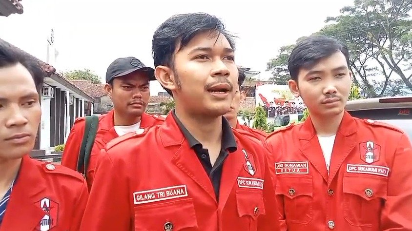 Ketua GMNI Sukabumi Raya, Aris Gunawan (kanan) bersama Wakil Kepala Bidang Politik, Hukum, dan HAM GMNI Sukabumi Raya, Gilang Tribuana (tengah) memberikan keterangan kepada awak media usai melapor ke Kejaksaan Negeri Kabupaten Sukabumi, Rabu (29/04/2026).