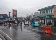 Pantauan arus lalu lintas di Simpang Ratu, Kecamatan Cibadak, Kabupaten Sukabumi, Rabu sore (29/04/2026).