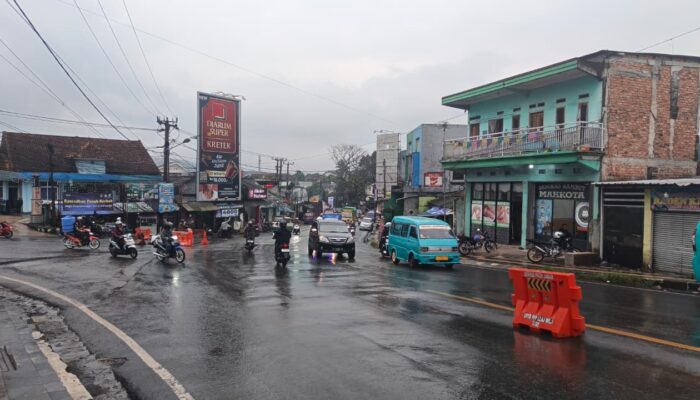 Hujan Ringan, Lalu Lintas Simpang Ratu Cibadak Tetap Lancar