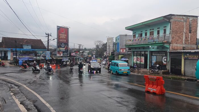 Pantauan arus lalu lintas di Simpang Ratu, Kecamatan Cibadak, Kabupaten Sukabumi, Rabu sore (29/04/2026).