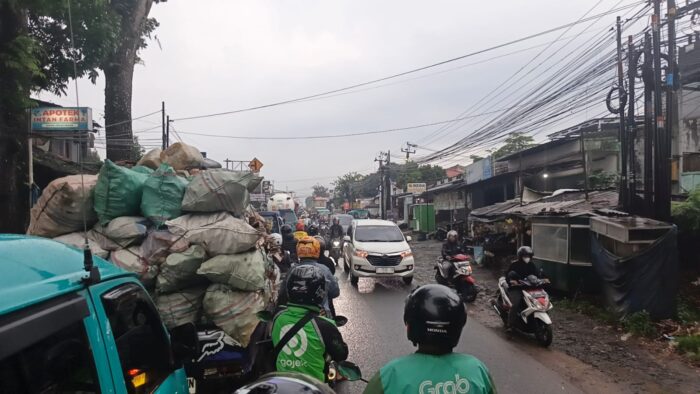 Pantauan arus lalu lintas di Jalan Utama Sukabumi-Bogor tepatnya di Karangtengah, Kecamatan Cibadak, Kabupaten Sukabumi, Rabu sore (29/04/2026).