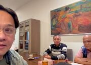 Ayah Nizam, Anwar Satibi (tengah), bersama kuasa hukum Dedi Setiadi dan Farhat Abas.