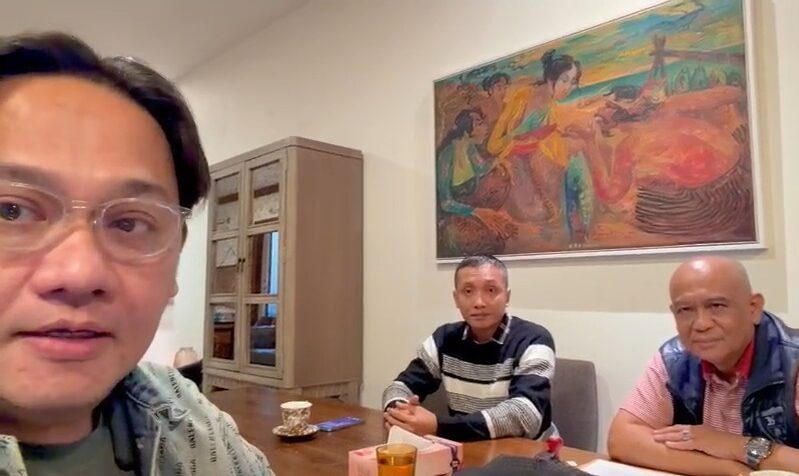 Ayah Nizam, Anwar Satibi (tengah), bersama kuasa hukum Dedi Setiadi dan Farhat Abas.