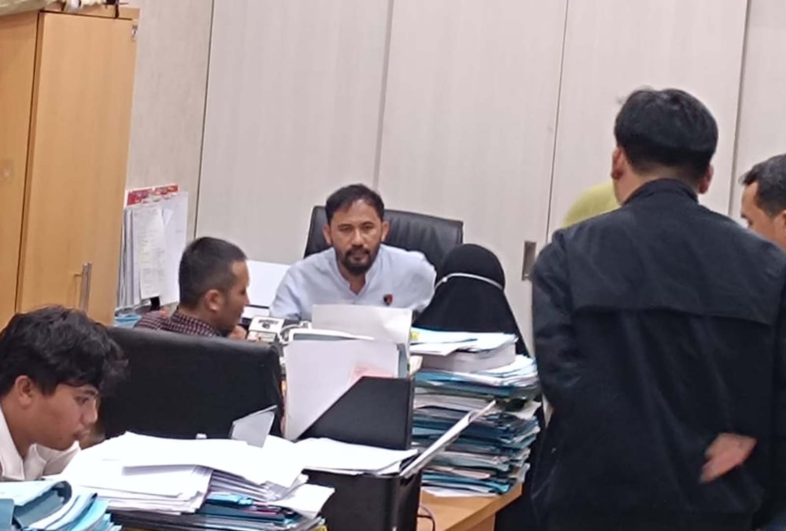 Ayah Nizam Syafei, Anwar Satibi, menjalani pemeriksaan di ruangan Satreskrim Polres Sukabumi, Rabu (29/04/2026).