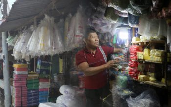 Harga Plastik dan Tali Rafia Melonjak, Pedagang Pasar Cinagen Kelimpungan