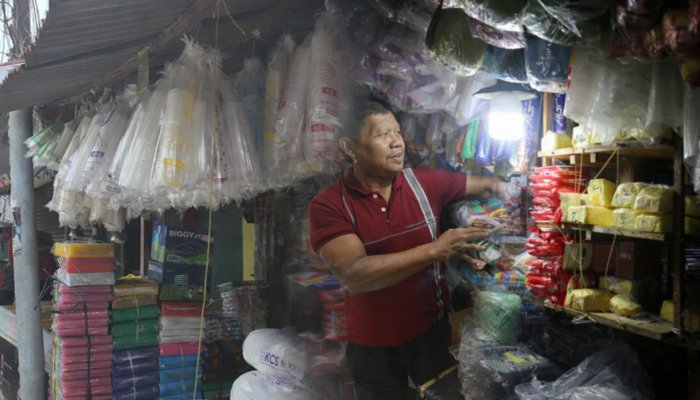 Harga Plastik dan Tali Rafia Melonjak, Pedagang Pasar Cinagen Kelimpungan