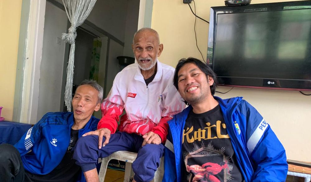 Di Usia 81 Tahun, Max Timisela Tetap Setia Mengikuti Persib Bandung