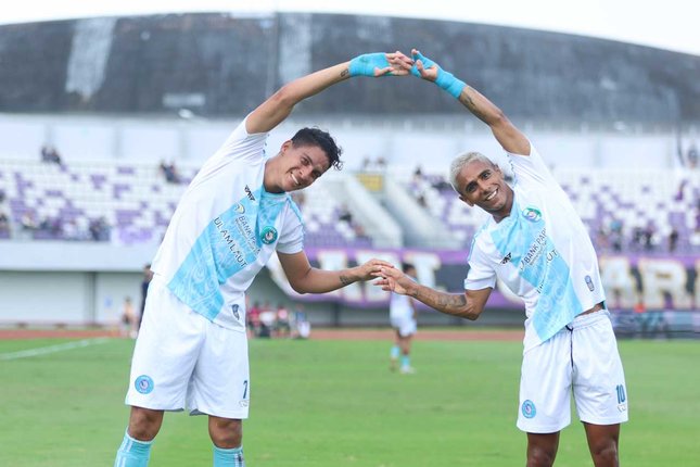 Selebrasi gol Luquinhas dan Ruyery Blanco pada laga Persita vs PSBS Biak pada pekan ke-21 BRI Super League 2025/2026 (c) Muhammad Iqbal Ichsan