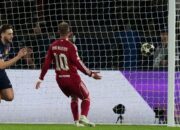 Pemain PSG Khvicha Kvaratskhelia (kiri) merayakan gol pada laga leg pertama perempat final Liga Champions antara PSG vs Liverpool di Paris, Rabu, 8 April 2026 (c) AP Photo/Thibault Camus