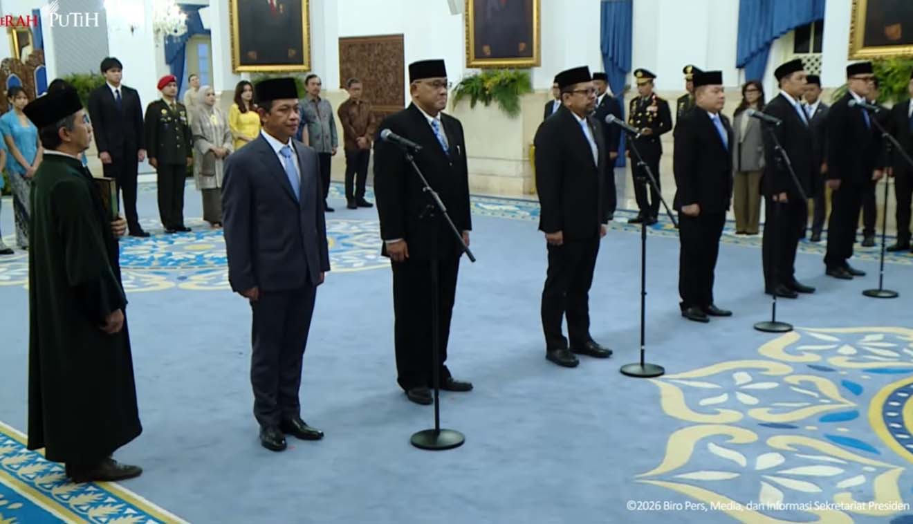 Suasana pelantikan enam pejabat baru untuk mengisi jabatan dalam perombakan (reshuffle) Kabinet Merah Putih. Pelantikan dipimpin langsung Presiden Prabowo Subianto dan diselenggarakan di Istana Negara, Jakarta, Senin (27/04/2026).