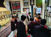 Sejumlah mahasiswa mengunjungi Museum Prabu Siliwangi yang berlokasi di Pondok Pesantren Modern Dzikir Al-Fath, Jalan Merbabu, Kelurahan Karangtengah, Kecamatan Gunungpuyuh, Kota Sukabumi belum lama ini.
