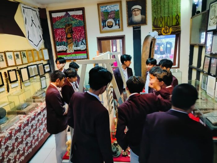 Sejumlah mahasiswa mengunjungi Museum Prabu Siliwangi yang berlokasi di Pondok Pesantren Modern Dzikir Al-Fath, Jalan Merbabu, Kelurahan Karangtengah, Kecamatan Gunungpuyuh, Kota Sukabumi belum lama ini.