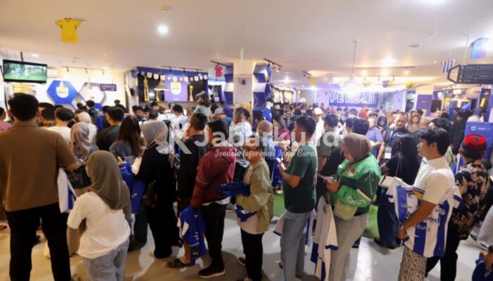Jersey Persib Laris Manis Jelang Juara, Bobotoh Rela Antre Panjang di Persib Store
