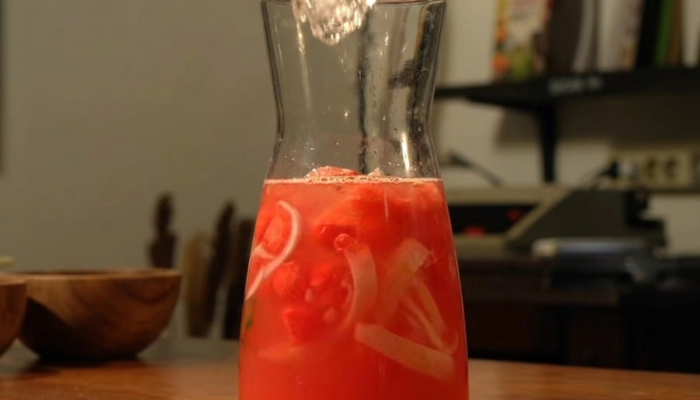 Es Semangka Kelapa Muda Segar, Minuman Favorit Cuaca Panas yang Lagi Viral