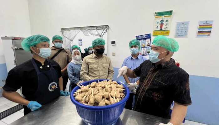Sidak hingga Dini Hari, Heri Gunawan Bongkar Kondisi Dapur Program MBG di Sukabumi