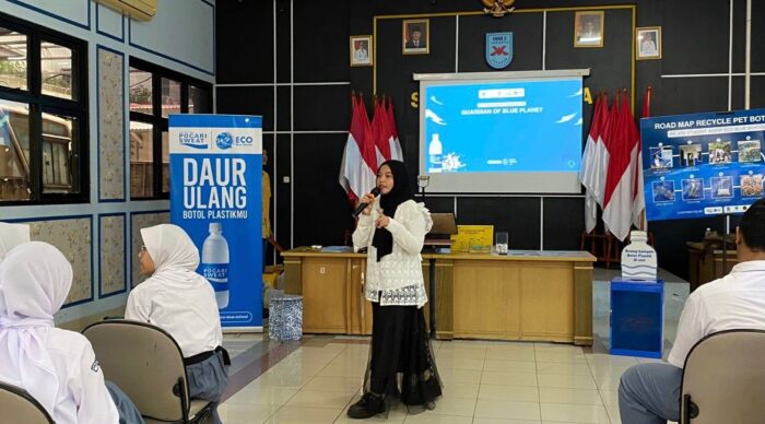 Siswi berprestasi dari SMAN 4 Kota Sukabumi, S Iklim Green, menjadi pembicara dalam sebuah acara. 