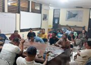 Suasana musyarawarah di Aula Kelurahan Palabuhanratu, Kabupaten Sukabumi, Jumat malam (08/05/2026). Musyawarah yang dihadiri Lurah Palabuhanratu, Yadi Supriadi, serta pengurus RW, warga, dan aparat kelurahan membahas adanya laporan terkait kontak bisnis sawdust untuk PLTU. (Foto: Hasyim Arsyad/Sukabumiku.id)