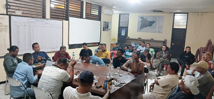 Suasana musyarawarah di Aula Kelurahan Palabuhanratu, Kabupaten Sukabumi, Jumat malam (08/05/2026). Musyawarah yang dihadiri Lurah Palabuhanratu, Yadi Supriadi, serta pengurus RW, warga, dan aparat kelurahan membahas adanya laporan terkait kontak bisnis sawdust untuk PLTU. (Foto: Hasyim Arsyad/Sukabumiku.id)