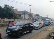 Kondisi lalu lintas yang macet parah di Jalat Utama Sukabumi-Bogor, tepatnya di Kecamatan Cibadak, Kabupaten Sukabumi, Sabtu (09/05/2026).