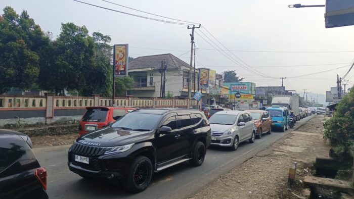 Kondisi lalu lintas yang macet parah di Jalat Utama Sukabumi-Bogor, tepatnya di Kecamatan Cibadak, Kabupaten Sukabumi, Sabtu (09/05/2026).