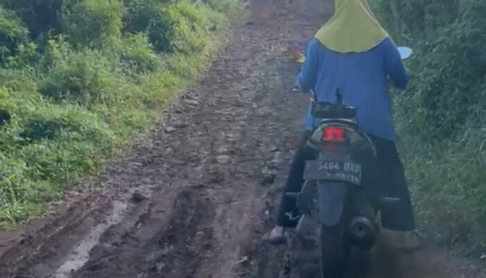 Jalan Sukabumi Rasa Era 90-an, Warga Gegerbitung Bertahun-tahun Bertaruh Nyawa di Jalur Berlumpur