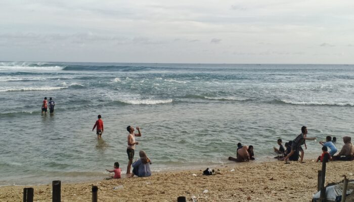 Long Weekend, Pantai Cibuaya Dipadati Wisatawan