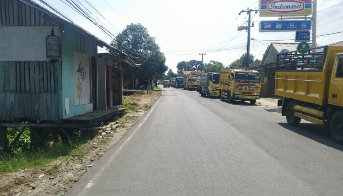 Antrean Kendaraan Pengisi Solar Padati Ruas Jalan di Cimaja Surade