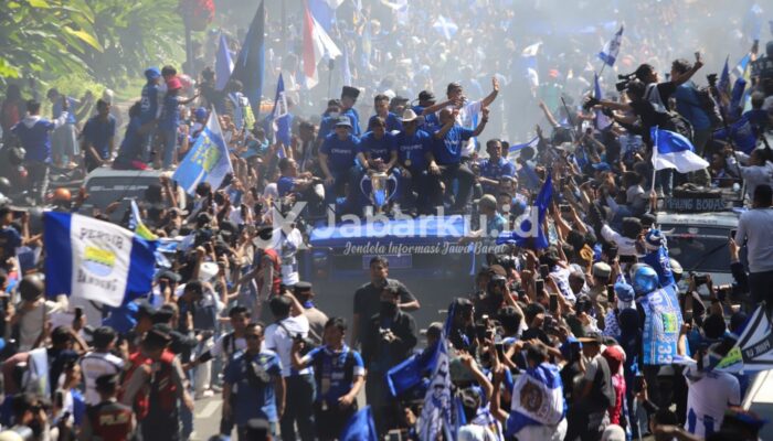 Foto : Kemeriahan Pawai Persib Bandung Juara Tiga Kali Beruntun