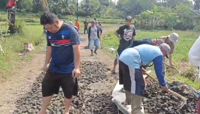 Karya Bakti TNI di Ciparay: Pengaspalan Jalan Desa Dikerjakan Gotong Royong