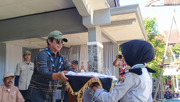 Dadang Hermawan Serahkan Seragam Paskibra untuk Paskibraka Kecamatan Ciracap