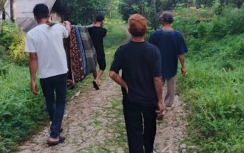 Warga Tandu Pasien 10 KM Akibat Jalan Rusak Parah Di Jampang Tengah