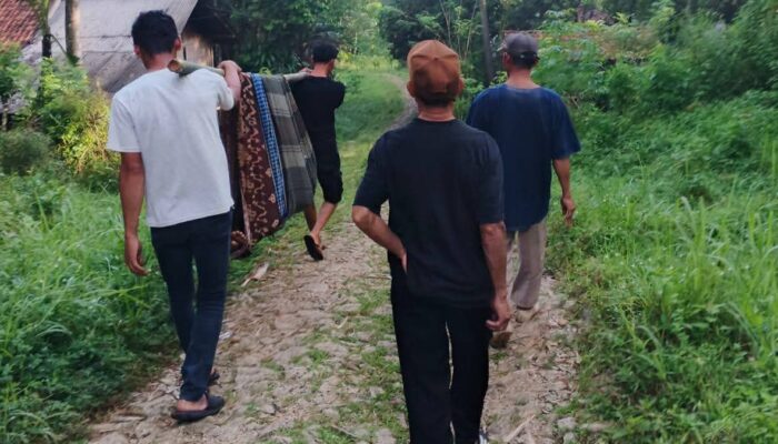 Warga Tandu Pasien 10 KM Akibat Jalan Rusak Parah Di Jampang Tengah