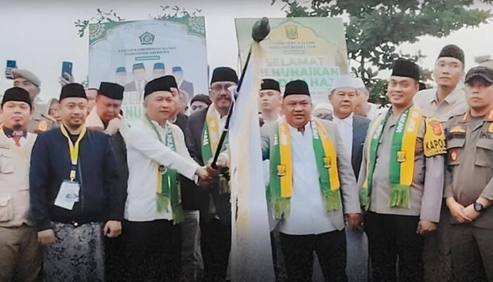 Ketua DPRD Sukabumi Lepas Jemaah Haji Kloter 13 JKS, Titip Pesan Jaga Kekompakan di Tanah Suci
