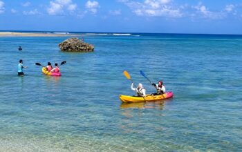 Serunya Bermain Kayak di Pantai Ujunggenteng Saat Libur Akhir Pekan