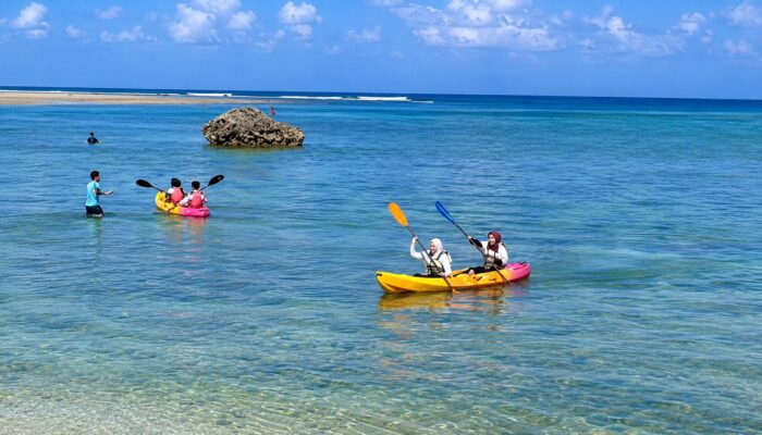 Serunya Bermain Kayak di Pantai Ujunggenteng Saat Libur Akhir Pekan
