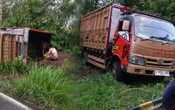 Truk Muatan Pasir Terguling di Tanjakan Simpang Dago Cibitung, Sopir Selamat