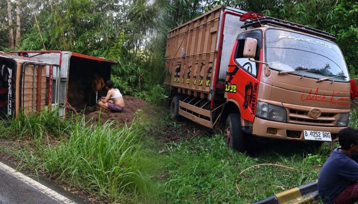 Truk Muatan Pasir Terguling di Tanjakan Simpang Dago Cibitung, Sopir Selamat