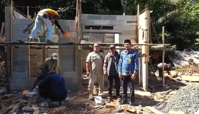 Hari Ketujuh Bedah Rumah Ibu Nunung, Proses Pembangunan Masuki Tahap Atap dan Pengecoran