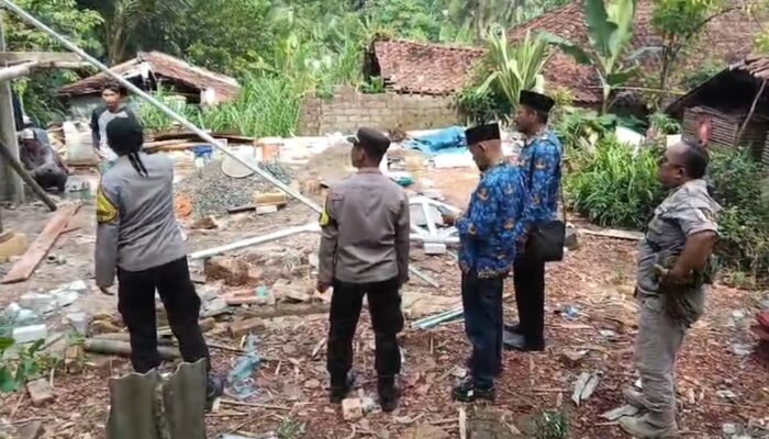 Forkopimcam Jampangkulon Kawal Bedah Rumah Janda Lansia di Bojongsari, Pembangunan Hampir Rampu